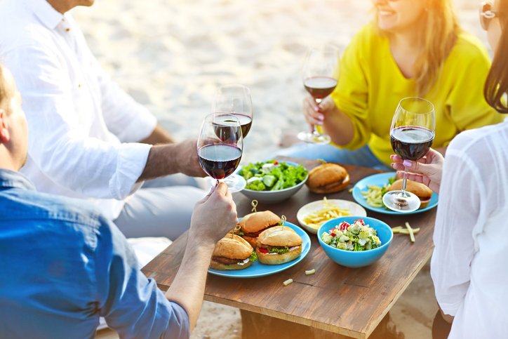 kesäinen picnic punaviinin kera
