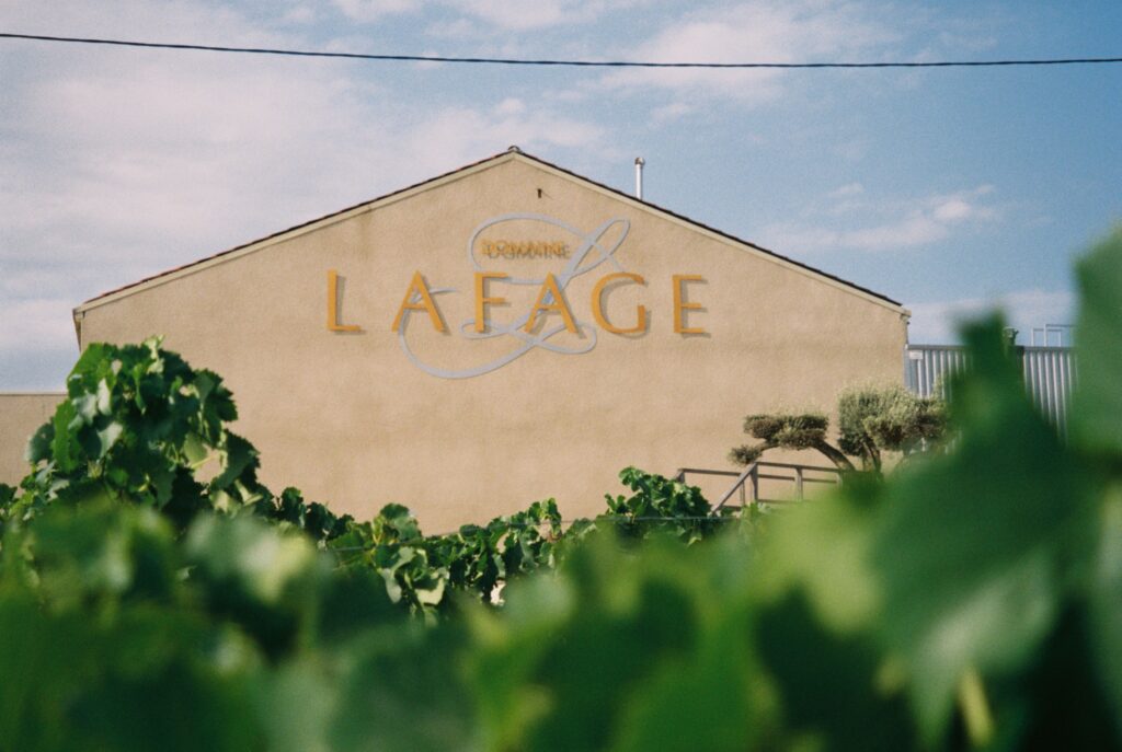 Domaine Lafage logo rakennuksen päädyssä